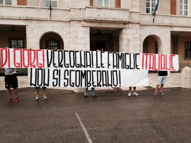 lo striscione di CasaPound davanti al Comune